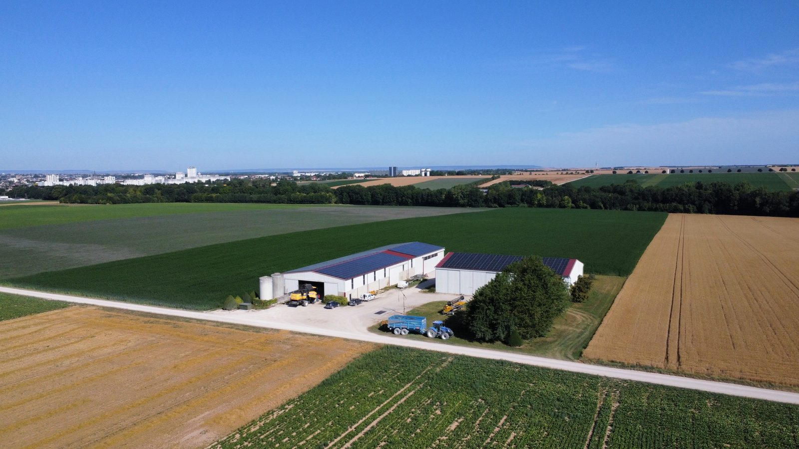 Site agricole équipé de panneaux solaires en toiture dans la Champagne crayeuse, Marne